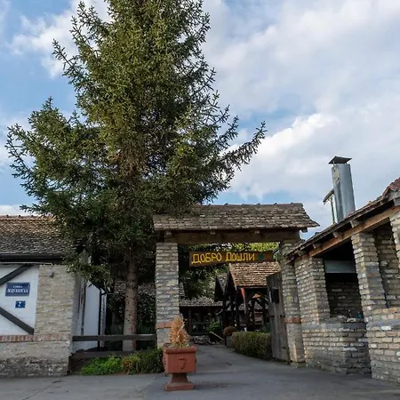 Petlov Salas Апарт-отель Нови-Сад